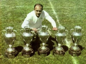 Alfredo Di Stéfano cùng cúp C1 châu Âu