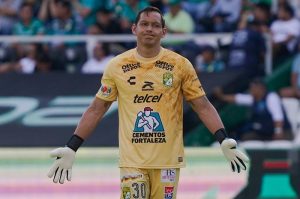 Khoảnh khắc thi đấu trên sân cỏ của thủ môn sinh năm 1987