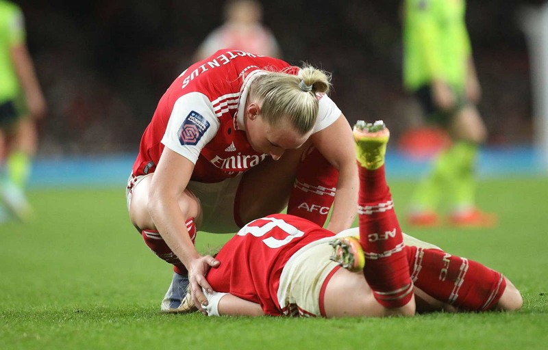 Beth Mead dính chấn thương nghiêm trọng trong trận đấu