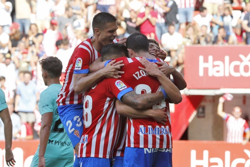 Các cầu thủ ăn mừng chiến thắng