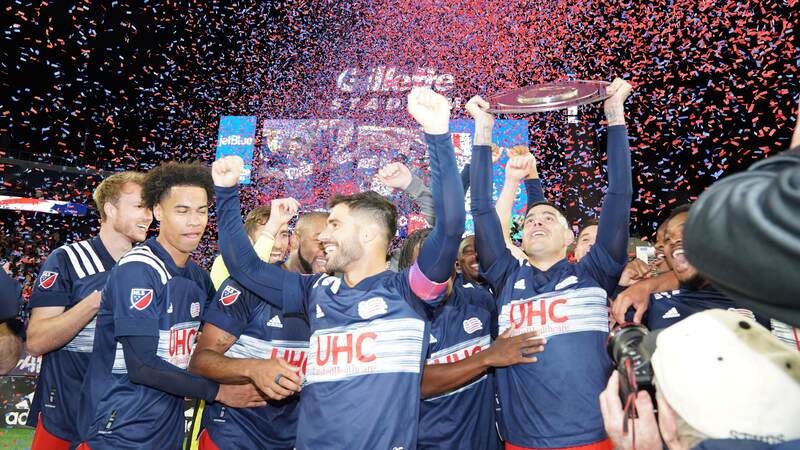 Các cầu thủ nâng cao cúp Supporters’ Shield sau mùa giải 2021