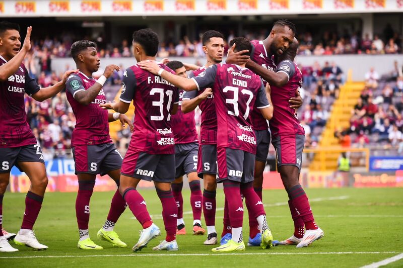 Các cầu thủ Saprissa ăn mừng chiến thắng tại sân vận động