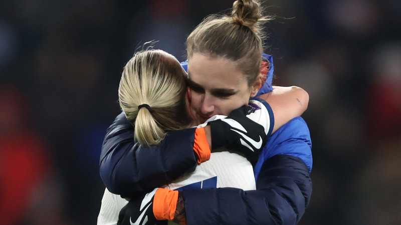 Cầu thủ nữ thể hiện tình cảm cùng đồng đội Vivianne Miedema