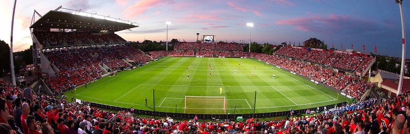 Cổ động viên Adelaide United nhuộm đỏ khán đài sân vận động