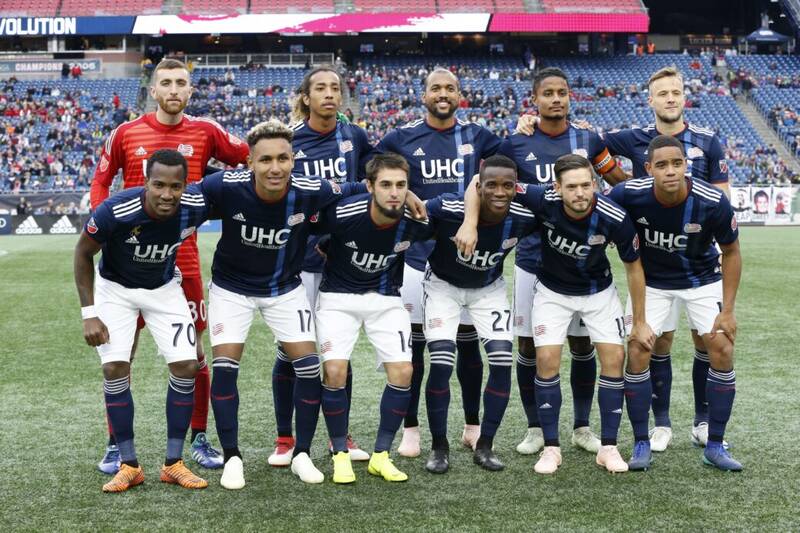 Đội hình xuất phát của New England Revolution xếp hàng trên sân