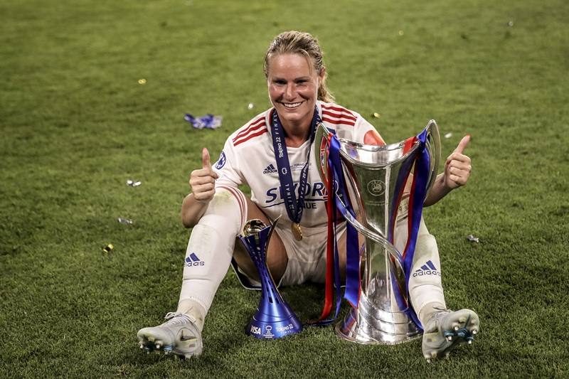 Henry và chiếc cúp vô địch UEFA Women’s Champions League 2023