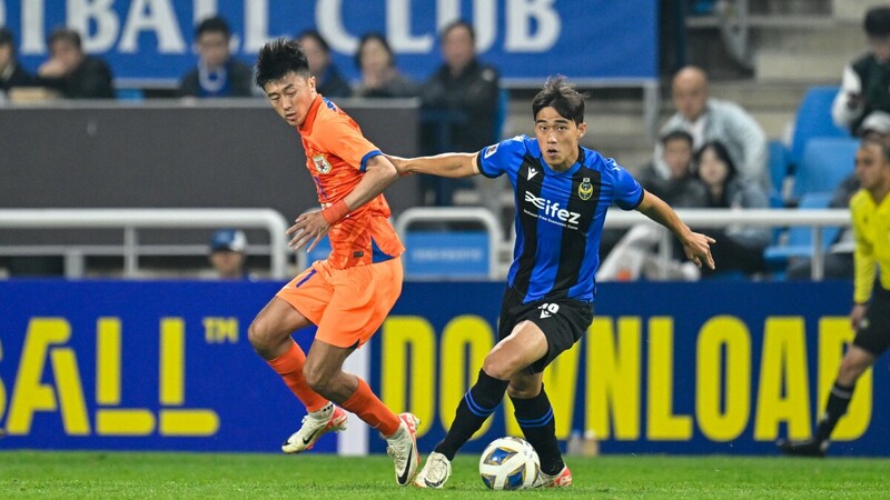 Khoảnh khắc căng thẳng trên sân cỏ