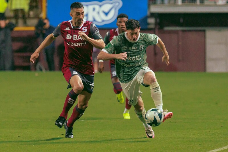 Khoảnh khắc căng thẳng trong trận “Clásico” giữa Alajuelense và Saprissa