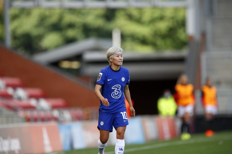 Khoảnh khắc của nữ cầu thủ trên sân cỏ