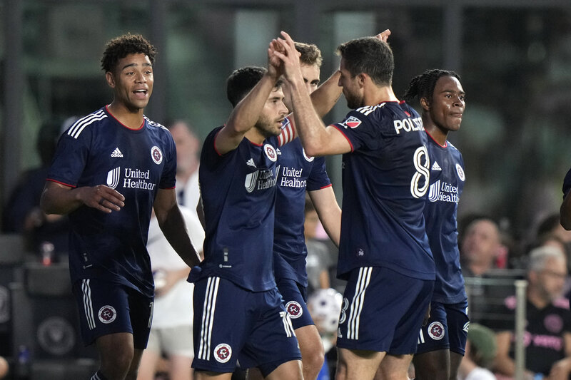 New England Revolution thể hiện tinh thần đồng đội trước giờ lăn bóng