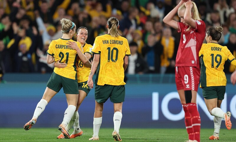 Nữ cầu thủ cùng đội tuyển giành chiến thắng