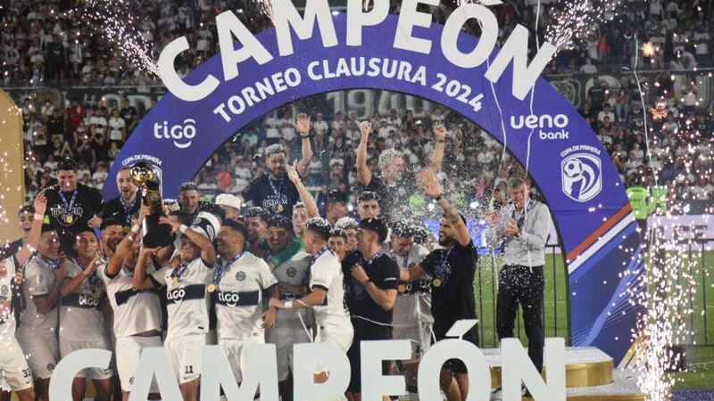 Olimpia nâng cup chiến thắng