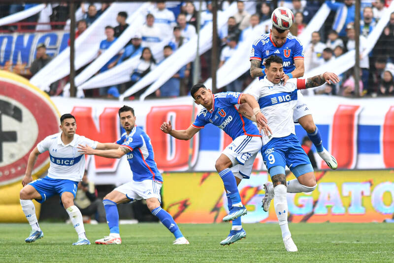 Trận đấu kịch liệt giữa "La U" và Católica