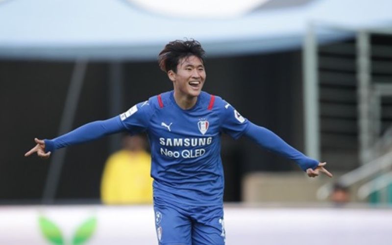 Chân sút trẻ thi đấu ở vị trí tiền đạo và nổi bật nhờ tốc độ ấn tượng