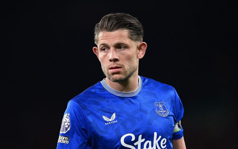 Anh trở thành trung vệ số một của Everton