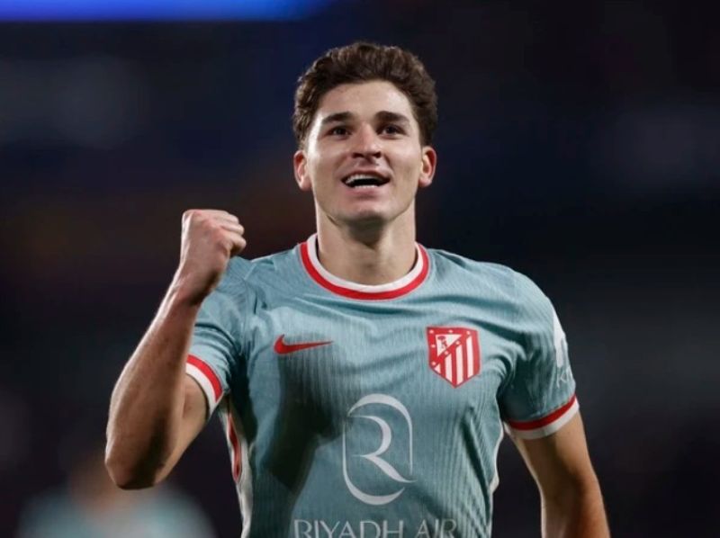 Phong cách thi đấu đa năng cho phép anh đảm nhiệm nhiều vị trí trên hàng công