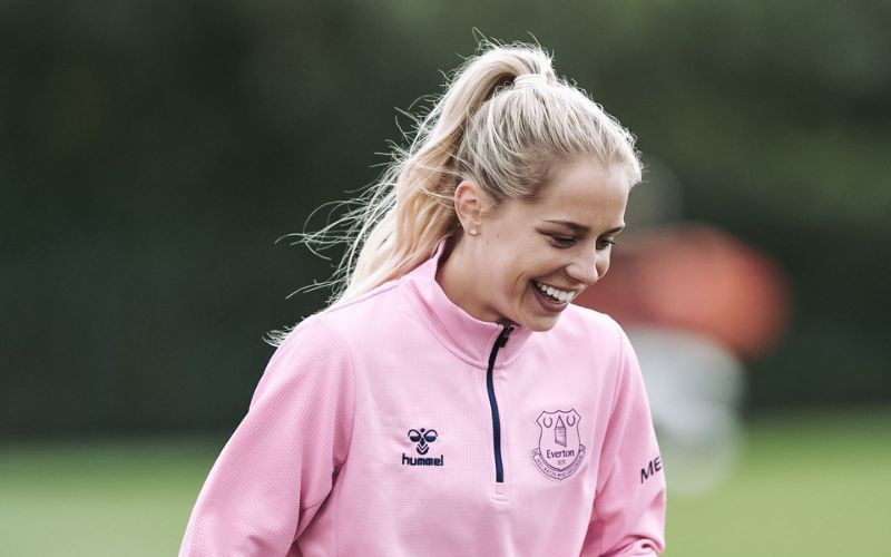 Poppy Pattinson là một trong những gương mặt sáng giá của bóng đá nữ nước Anh 