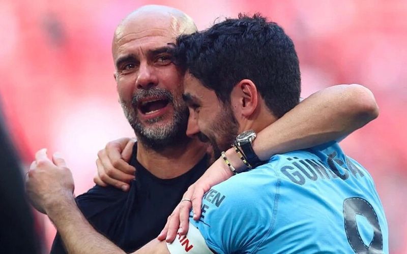 Pep Guardiola ăn mừng chiến thắng cùng các cầu thủ Manchester City